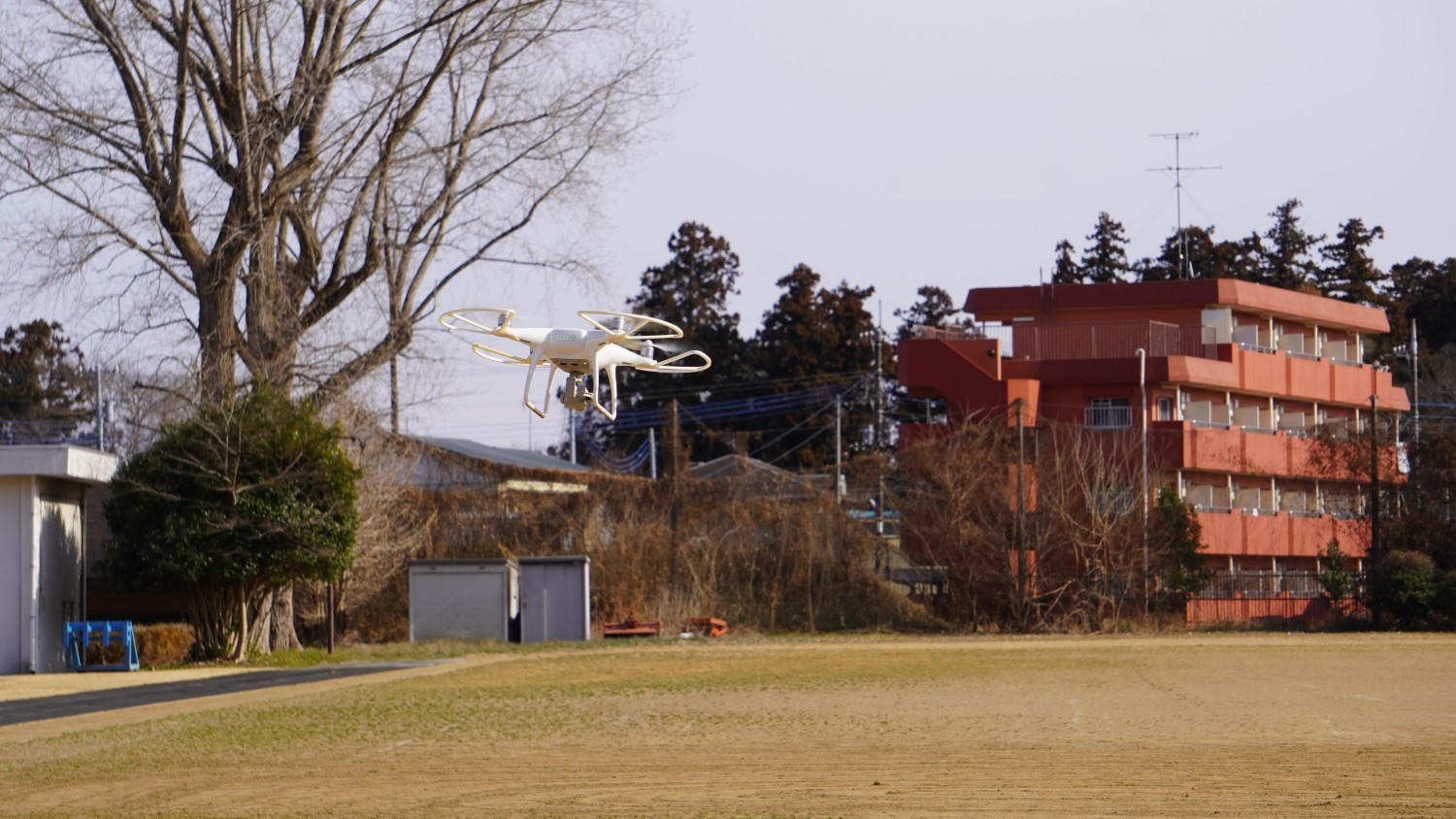 空を飛ぶ DJI Phantom 4 Advance